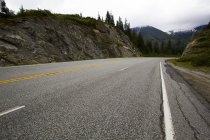 Vue de la route à travers les montagnes — Photo de stock