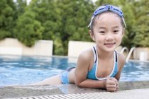 Piccola ragazza cinese in costume da bagno in piscina — Foto stock