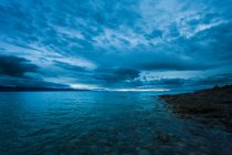 Vista panoramica del lago sotto il paesaggio nuvoloso in Tibet, Cina — Foto stock