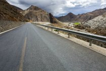 Route de montagne au Tibet, Chine — Photo de stock