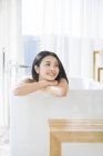 Китаянка лежит в ванной и смотрит в сторону — стоковое фото