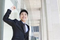 Китайський бізнесмен cheering з піднятими руками — стокове фото