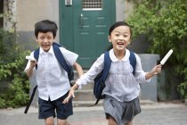 Niños chinos corriendo con estallidos de hielo en la calle - foto de stock
