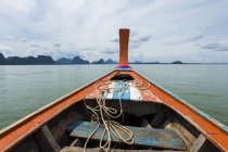 Barco navegando no mar com montanhas à distância — Fotografia de Stock
