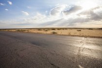 Estrada que atravessa o deserto durante o dia na província da Mongólia Interior, China — Fotografia de Stock