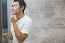 Homem chinês de barbear no banheiro — Fotografia de Stock