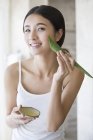 Chinesische Frau Anwendung natürlicher Aloe Vera Feuchtigkeitscreme — Stockfoto