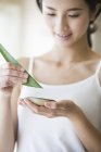 Chinesische Frau mischt natürliche Aloe Vera Kosmetik — Stockfoto