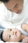 Chinesischer Mann blickt auf kleinen Jungen herab — Stockfoto