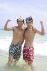 Hombres chinos usando músculos de flexión de engranajes de snorkel - foto de stock