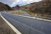 Извилистая дорога в Тибете, Китай — стоковое фото