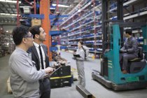 Empresário e engenheiro conversando na fábrica industrial — Fotografia de Stock