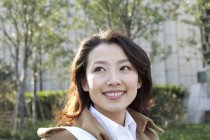 Портрет улыбающейся китайской женщины в городе — стоковое фото