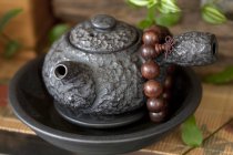 Китайский чайник и молитвенные бусы, крупным планом — стоковое фото