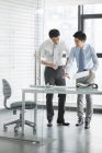 Empresários chineses falando no interior do escritório — Fotografia de Stock