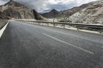 Дорога в горах Тибета, Китай — стоковое фото