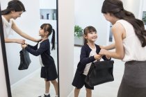Ragazza cinese dando valigetta madre in mattina — Foto stock