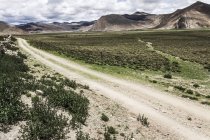 Загородная дорога в Тибете, Китай — стоковое фото