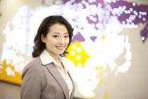 Retrato de una mujer de negocios china en el interior - foto de stock