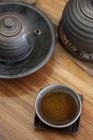 Primer plano de la tetera china y la taza de té - foto de stock