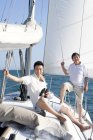 Giovani cinesi e anziani che navigano su yacht — Foto stock