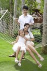Parent chinois avec fille reposant dans l'hamac — Photo de stock