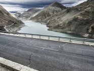 Мальовничий вид на гірській дорозі і озеро в Тибет, Китай — стокове фото