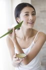 Mulher chinesa aplicando hidratante aloe vera natural — Fotografia de Stock