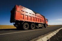 Camion sur l'autoroute dans la province de Qinghai, Chine — Photo de stock