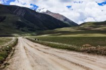 Загородная дорога в Тибете, Китай — стоковое фото