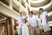 Chinesische Mehrgenerationenfamilie im Hotel — Stockfoto