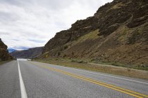 Vista de la carretera a través de montañas - foto de stock