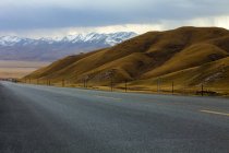 Strada che attraversa le montagne di Qilian nella provincia di Qinghai, Cina — Foto stock