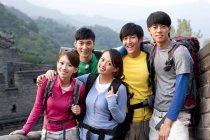 Chinese friends with backpacks posing on Great Wall — Stock Photo