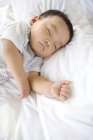 Chinois bébé dormir dans le lit — Photo de stock