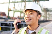 Trabajador de la industria naviera china usando walkie-talkie - foto de stock