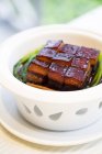 Plato tradicional chino de carne de dongpo - foto de stock