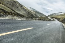 Дорога в горах Тибета, Китай — стоковое фото
