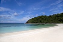 Küstenlandschaft mit tropischem Strand auf den Philippinen — Stockfoto