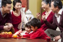 Alegre multi-geração celebrando Ano Novo Chinês — Fotografia de Stock