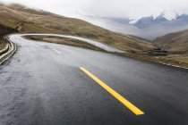 Road in mountains with hairpin curve in Tibet, China — Stock Photo