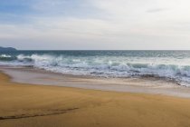 Scena costiera di spiaggia e marea marina in Thailandia — Foto stock