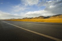 Highway in countryside of Qinghai province — Stock Photo