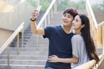 Casal chinês levando selfie com smartphone — Fotografia de Stock