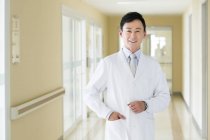 Retrato del médico chino en el hospital - foto de stock