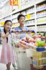 Китайські діти купівлі фруктів і овочів у супермаркеті — стокове фото