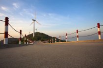 Windräder auf der Straße an der Küste Chinas — Stockfoto