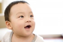 Retrato del bebé chino sonriente - foto de stock
