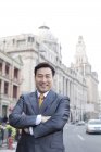 Retrato de un empresario chino en el distrito financiero - foto de stock
