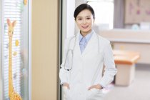 Chinese pediatrician looking in camera in hospital — Stock Photo